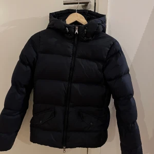 Gant jacka  - Jätte fint pufferjacket, super fint skick! Av märket gant. varm och sitter super snyggt.  Den är mörk mörkt blå, ser svart ut.  Strl xs 