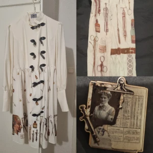 Violet fane lolita set - Asylum OP från violet fane med matchande tights och brosch. Tightsen har fläckar under fötterna (se bild). Mått, Byst: 89-110cm Midja: 78-86cm Axlar: 40cm Armlängd: 51cm Längd: 105cm. Kan mötas upp i vänersborg.