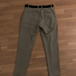 Zara Jeans/Kostymbyxor  - Ett par snygga byxor från Zara i väldigt gott skick. Har inte används på ett par år på grund av att jag har växt ur dem. De är i storlek M men funkar också för S användare. 