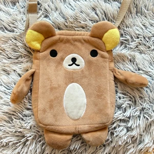 Rilakkuma väska - Rilakkuma väska, justerbart band. Sluts med dragkedja. Använd köp nu. Garanterad snabb postning 