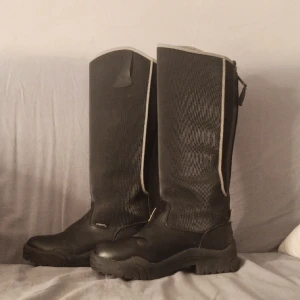 Vinter ridstövlar. - 250-300kr. Storlek: 37, använd några få gånger, bra skick. finns i Ludvika