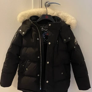 Moose knuckles jacka jr - Hej säljer min moose knuckles jacka då den är liten för mig använde den 2 månader sen blev den för liten och jag har köpt den för 6500 finns kvitto kan kolla om de går o hitta OBS det är barnstorlek på jackan 