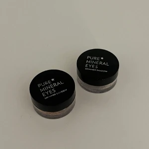 Pure mineral eye shimmer  - Säljer dom här lösögonskuggorna som skimrar och är superfina!! De är ej använda och kan användas som highlighter ögonskugga osv🤍☺️Säljer för 40kr/st, vid köp av båda kostar de 60kr tillsammans istället för 80kr
