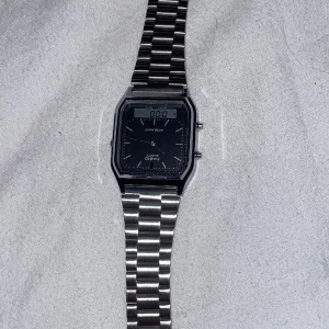 Casio klocka - Stilren Casio Vintage klocka Aldrig använd Kvitto & försäkring finns Säljer pga fick den i present men använder inte accessoarer Storleken är justerbar bara du har en nål!  Nypris 798kr Tveka inte på att höra av dig