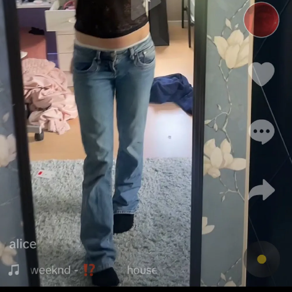Intressekol på mina skit snygga LTB jeans!! Det är modellen valerie, lågmidjade bootcut. Det är en liten slitning på ena bakfickan men inget man tänker på. Sitter perfekt i längden på mig som är 160. Helt slutsålda, nypris 909kr💘💘. Jeans & Byxor.
