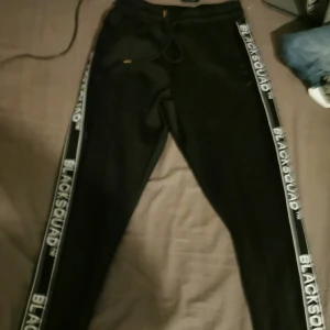 Black squad byxor  - Ett par coola black squad byxor köptes för 799