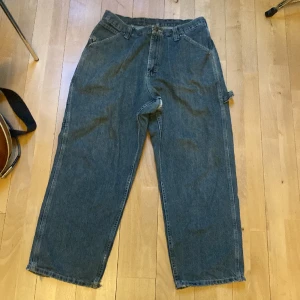 Lee carpenter byxor - Mycket slitna, baggy, lee byxor. Insydda i midjan. 44 x 29. 