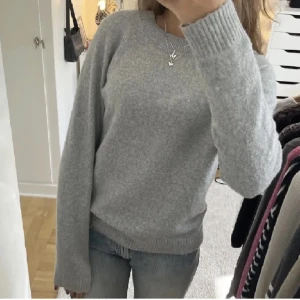 Grå stickad tröja veromoda - Säljer denna stickade tröjan från veromoda i färgen grå, den är lite nopprig därav priset!! Lånad bild, tryck ej på köp nu 