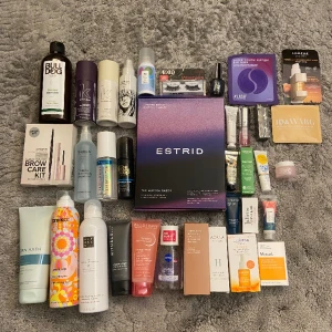 Lyko Goodiebag värd 3500kr - En fantastisk goodiebag fullpackad med exklusivt smink och andra produkter från hår till skincare mm, till ett värde av 3500 kr  Märken  -Kevin Murphy -Rituals -Björn Axén  -Amika -Acasia -Estrid -Nivea -Lyko  -Bioderma -Emma S -Balloon -Bondi Sands mm 