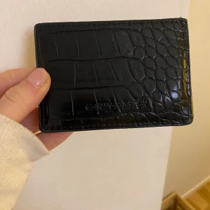 Korthållare - Korthållare från Carin Wester i ”ormskinn”. Köpt på Åhléns. 