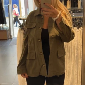 Grön jacka - Grön jeansaktig jacka från Chelsea i göteborg. Oanvänd🥰