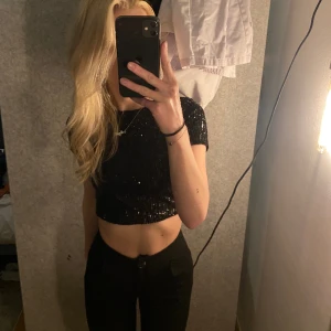 Glittrig topp med öppen rygg - Säljer denna fina glittriga toppen med öppen rygg från new yorker då jag har för mycket kläder. Lappen kvar. Köptes för 249kr förra vintern. Storlek XXS, passar XS. skriv privat för fler frågor eller bilder 😊