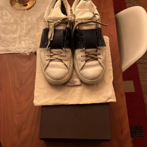 Valentino open  - Valentino open blåa  Storlek 43 Box, dustbag och skötsel kort följer med även ett par skosnören  Relativt slitna men väldigt mycket kvar att ge!            Lägg bud!!!