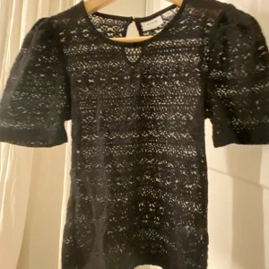 Blus - Jätte gullig topp från vila❤️ är i ny skick❤️köpte för 329 säljer för 189! Pris kan diskuteras ❤️