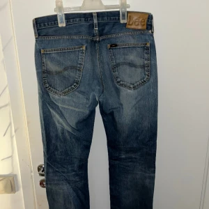 Baggy lågmidjade lee jeans - Sitter baggy, snygga men kommer ej till användning. Skriv pm för mått alt fler bilder elr frågor🩷 passar en M-XL