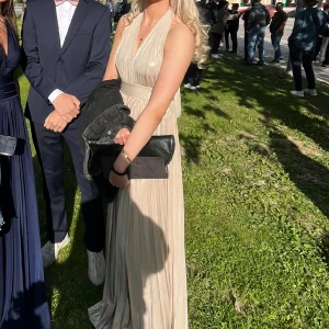 BALKLÄNNING - Säljer min balklänning från i somras! ❤️‍🔥använd 1 gång! champange/guld rosé färgad o knyts vid nacken, den har även en dragkedja på sidan av midjan. Bilderna är mina förutom sista, Klänningen är inte upplagd, är 172 och passar även längre personer ❤️‍🔥