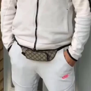 Nike dress  - Nike dress knappt användt den 1 gång har tagit på mig den gillar ej byxor som är stängda där nere priset kan tiskuteras 