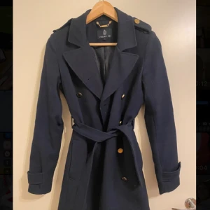 Kappa - Jättefin mörkblå kappa😍 från MQ