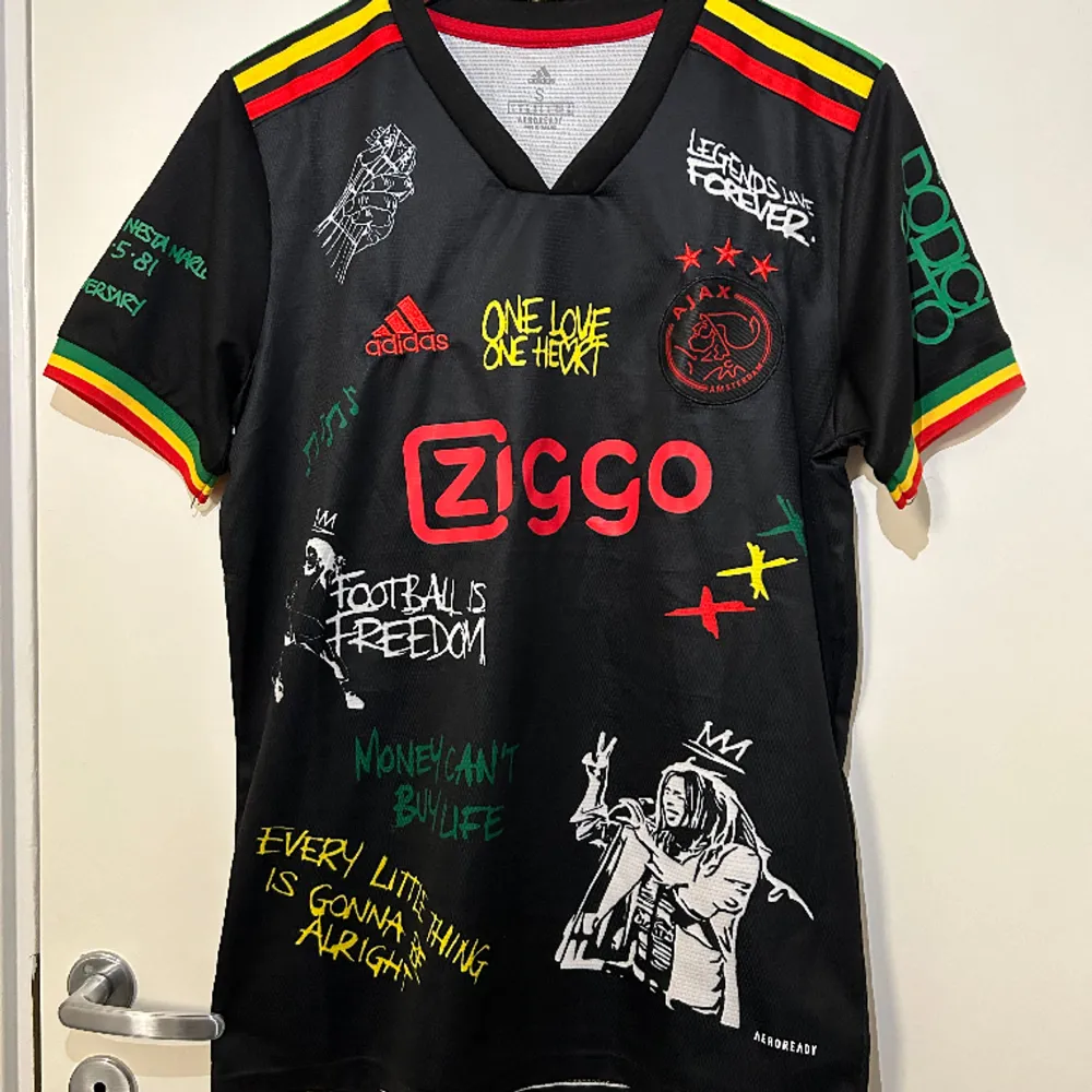 Svart Bob Marley X Ajax fotbollströja med massa olika ikoniska Bob Marley citat. Helt ny i storlek S.. T-shirts.