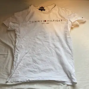 Vit t-shirt med tommy hilfiger tryck på framsidan, inga trasigheter eller fläckar.  Säljer då den är för liten
