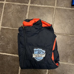 Hampton Republic väst  - Västen är i mörkblå/orange så man kan välja. 