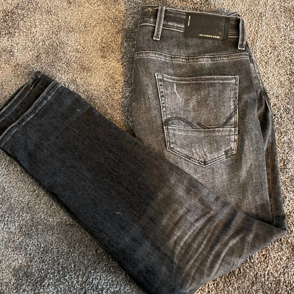 Riktigt feta jeans från J&J  Jeans modellen är ”glenn” så dom har en lite mer slim fit modell vilket blir riktigt snyggt👌🏼 Inte använda mycket alls därav skick 9,5/10  Modellen på bilden är 180. Jeans & Byxor.