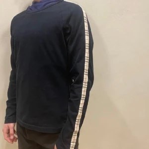 Burberry Tröja - Hej! Säljer nu min tröja från märket Burberry storlek S/XS i fint skick. Modellen på bilden är 160cm lång och väger 60KG . Tveka inte på att höra av dig om du har några frågor eller funderingar kring varan!