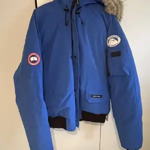 Canada Goose Chiliwak bomber, aldrig använd, inköpt i Canada 2020. Polar expedition limited edition. Storlek 2XL.  Nypris: 21.200kr. 