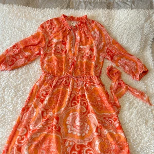 Pretty dress - Im selling my beautiful dress because i rarely use it. Have won the dress 2 times during the summer so its still good as new.