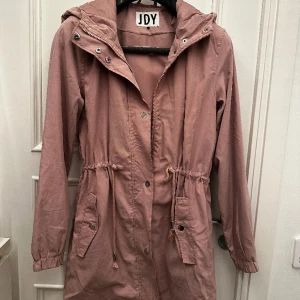 Tunn rosa vårjacka - Tunn rosa vårjacka från JDY. Storlek S. Passar även mig som brukar ha storlek M. Fint skick!