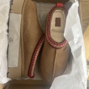 UGG TAZZMAN PLATÅ - Säljer mina uggs strl 38 för att jag inte använder de. Använt 4 ggr och sparsamt använda. Som nya.