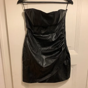 Läderklänning - Klänning i skinnimitation. Använd en gång så i fint skick. Köpt för 399 SEK, från Zara.  Minimalt slitage i ”skinnet”, se bild. 