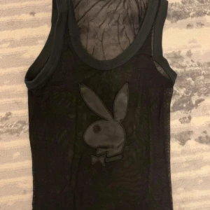 Playboy linne - Ett unikt Playboy linne som aldrig kommer till användning! Vintage och perfekt för utekvällar. Skriv pm för fler bilder! Finns inte att få tag på längre.