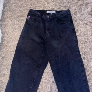 BIGBOY byxor  - Säljer dom här Mörk blåa byxorna för jag inte har användning av dom längre. Skick 8/10 lite skador längst ner. Bara att skriva om ni är intresserade.  Pris kan diskuteras:)