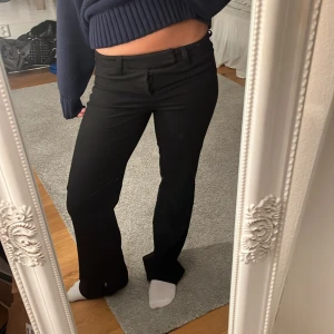 Lågmidjade kostymbyxor  - Så fina lågmidjade kostymbyxor😍😍  Några få få slitningar längst ner som inte syns