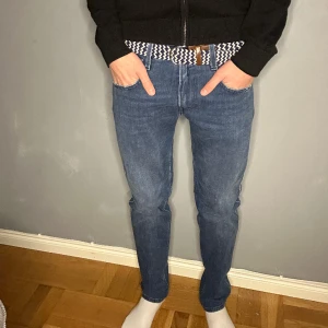 Replay Anbass Jeans - Tja säljer nu mina replay jeans i storlek 28/30, modellen är 179 och bär oftast 28/30. Skick 9/10, Nypris ca 1200.