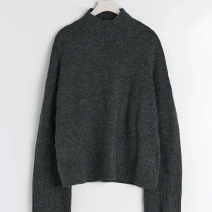 Mörkgrå polotröja - Säljer nu denna fina mörkgråa stickade polotröjan från Gina Tricot. Sjukt mysig och sitter så fint på. Låga ärmar och ”slitsar” på sidorna som ger så fin passform. Storlek M men passar mig som har S. Nästintill oanvänd!! Skriv för egna bilder☺️