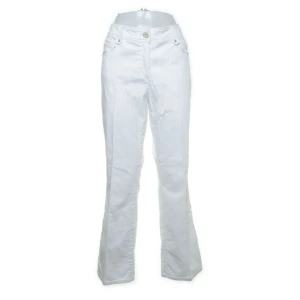 Vita lågmidjade jeans  - Säljer dessa super fina lågmidjade jeans pga att dem va för små för mig. Det står strl 42 men jag skulle säga att de passar en 36 eller 38. I bra skick💕🥰