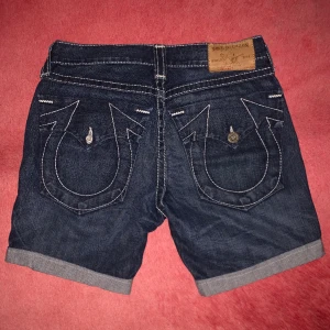 True Religion - Tjo! Säljer ett par Billy Big T jorts. Size 33 Seat 34