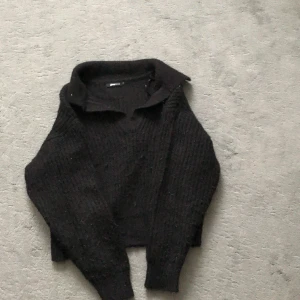 Stickad tröja  - En jättefin stickad tröja från Gina tricot. Den är i helt okej skick använd men går att noppra, gör gärna det innan jag skickar iväg den. 