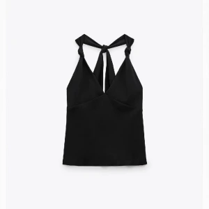 Svart topp - Säljer denna snygga topp då den inte passar mig. Helt oanvänd och prislapp finns kvar💞 Passar perfekt till fest! Skriv för frågor eller fler bilder