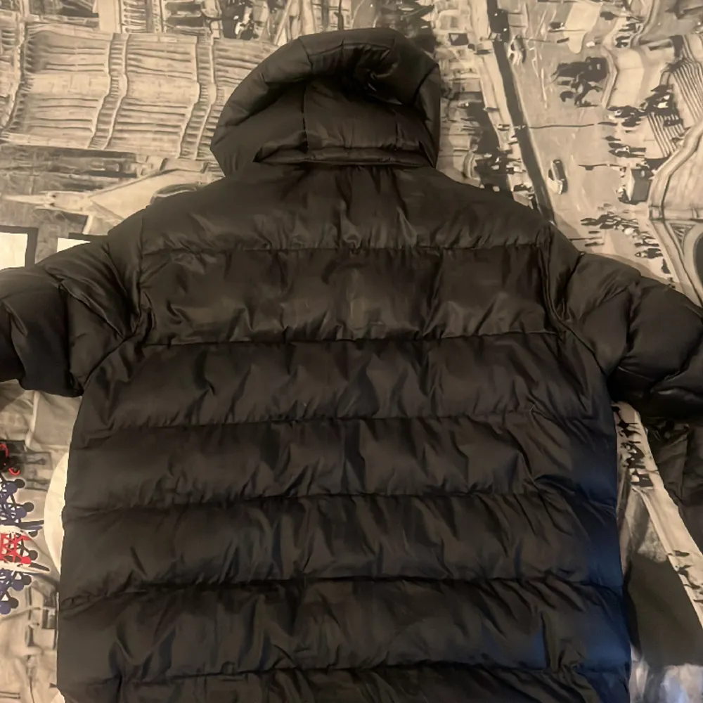Perfekt skick förutom att I:et på air har gått bort i tvätten. Storlek M. Ordinarie pris 1200 kr. Takit.