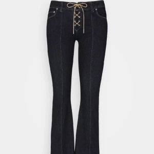 Coola jeans från weekday - Supercoola mörkblå jeans från weekday med knytning i midjan, endast använda en gång och i superbra skick, säljer pga för långa för mig. Har stretch och passar flera olika storlekar