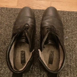 Assertive classy Ecco winter shoe - Ett år gamla inga skråmor. Varma kängor i kostymdesign med ull foder.  (Stora i storleken, jag är nästan två meter och tycker de är för stora