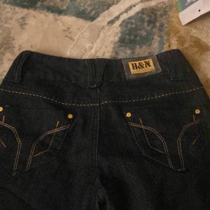 Brandy yoga pants - Säljer Brandy Melville yoga pants eftersom det är för långa. Väldigt bra skick bara använt ett par gånger. Det passar vem som helst mellan XS-M. Själv är jag 161 och dom är lite långa skulle säga att det passar bra på någon som ör 165-175