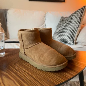 Uggs! - Säljer mina uggs, köpa förra året. Använda men i bra skick. Har några slitningar längst fram på skorna. Skriv för mer bilder. 