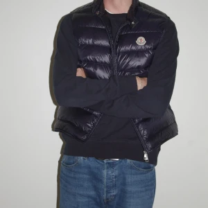 Moncler Gui väst - Moncler gui väst i fint skick utan några defekter.   Tveka inte på att höra av er vid frågor