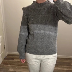 Stickad tröja - Använd fåtal gånger, i fint skick.
