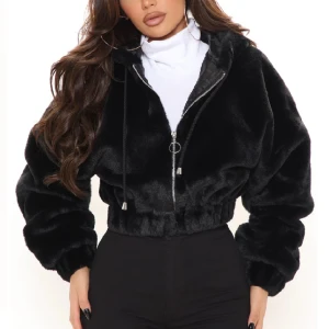 Pälsjacka  - Superskön pälsjacka! Helt ny och i oanvänd 🤍