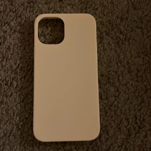Mobilskal - Jag säljer detta super fina mobil skal🩷 det är helt oanvänt då jag råkade köpa fel storlek och det gick inte att lämna tillbaka❤️ den är till iPhone 12🥰